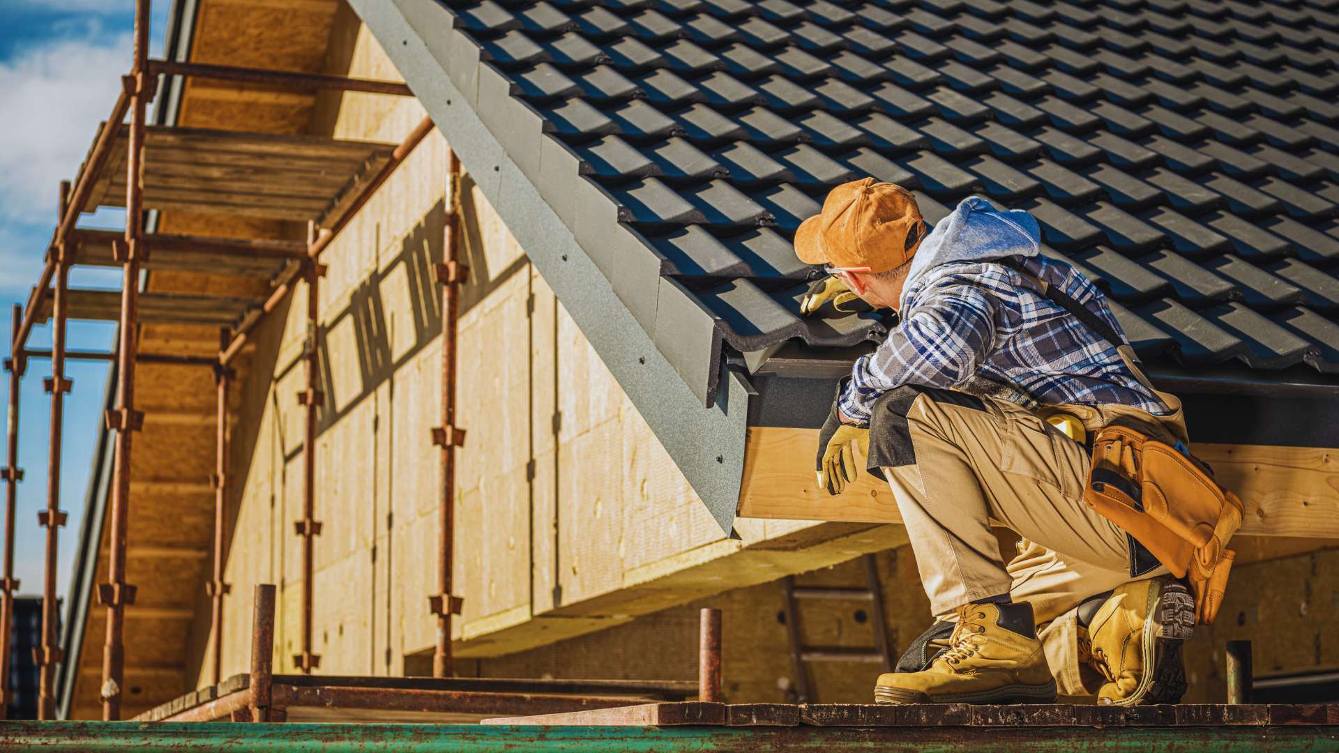 roofer-inspecting-roof_1920x1080