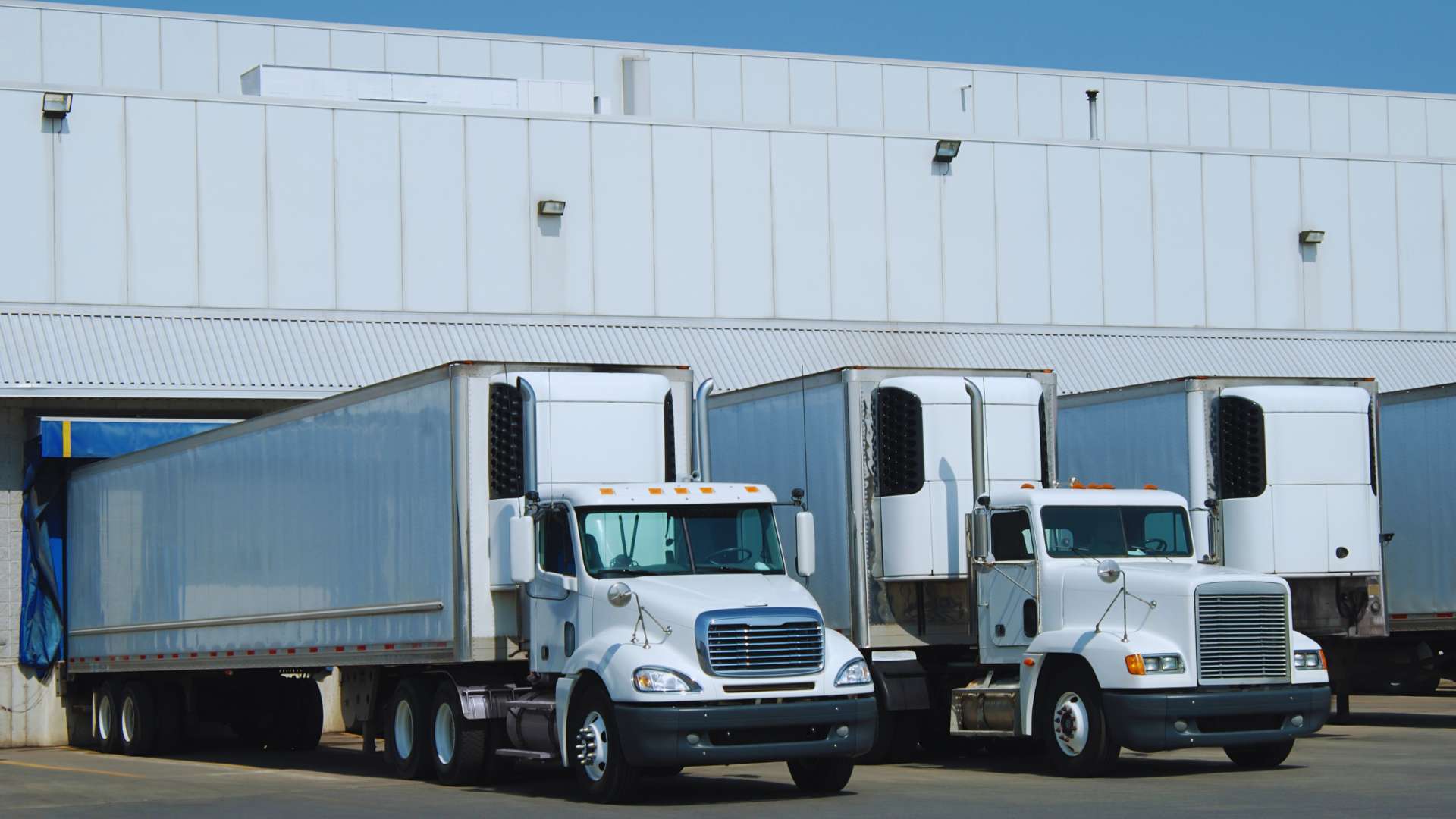 semi-trucks-refrigerated-trailers_1920x1080